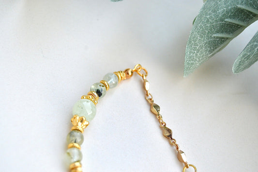 Prehnitt armbånd med gullbelagte detaljer – ro, intuisjon og ubetinget kjærlighet