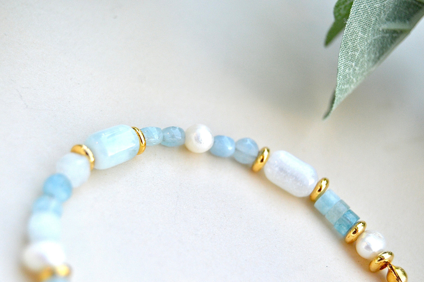 Akvamarin, månestein og perle armbånd – ro, intuisjon og feminin balanse