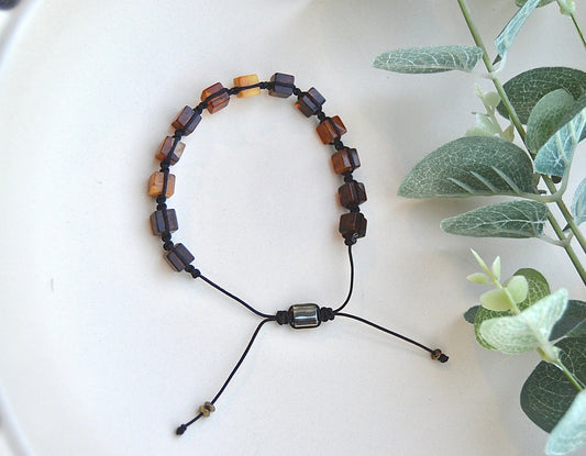 Ravarmbånd med kubeformede perler – balanse, beskyttelse og naturlig styrke