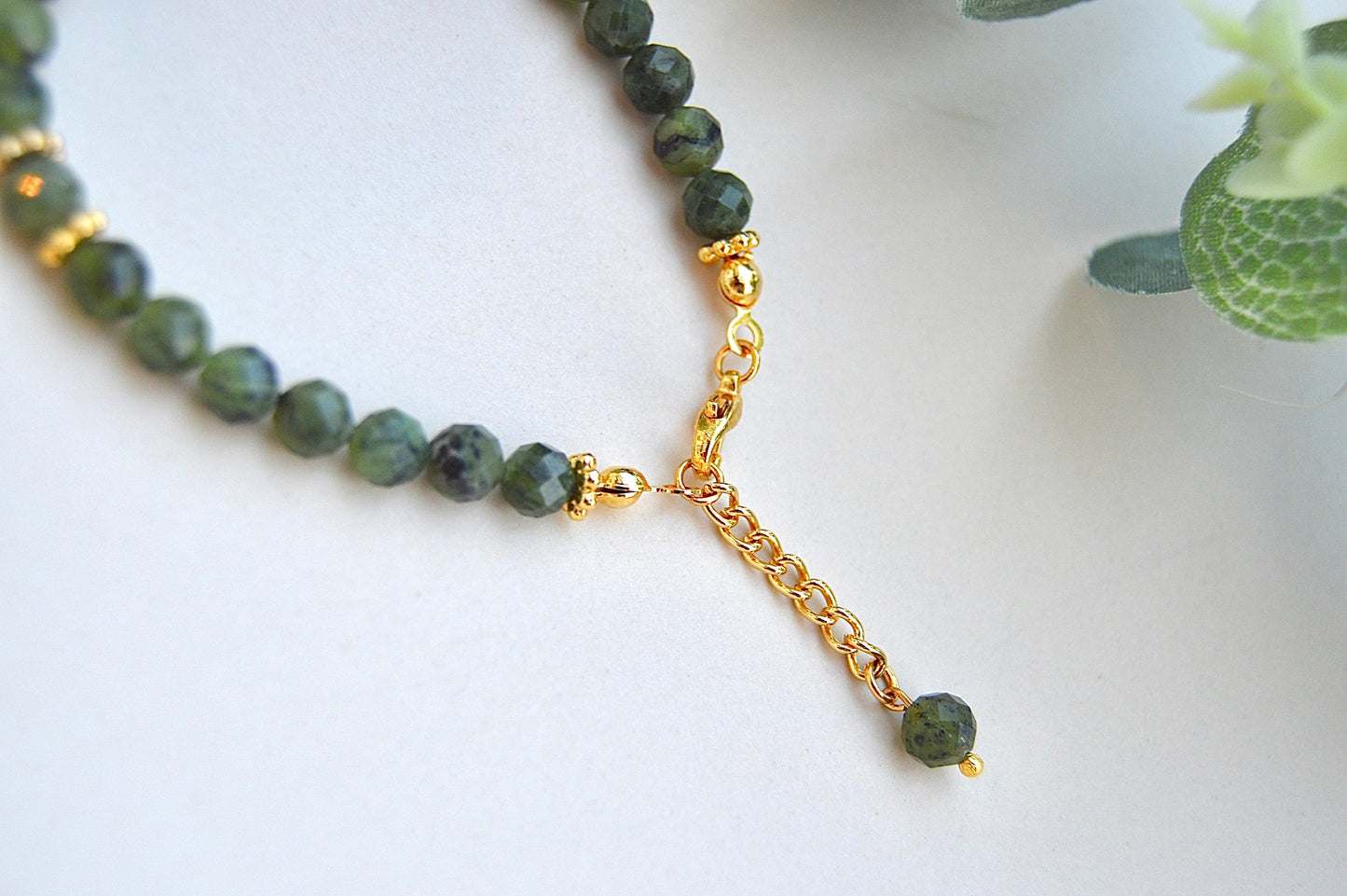 Jade armbånd med gullbelagte detaljer – ro, balanse og positiv energi