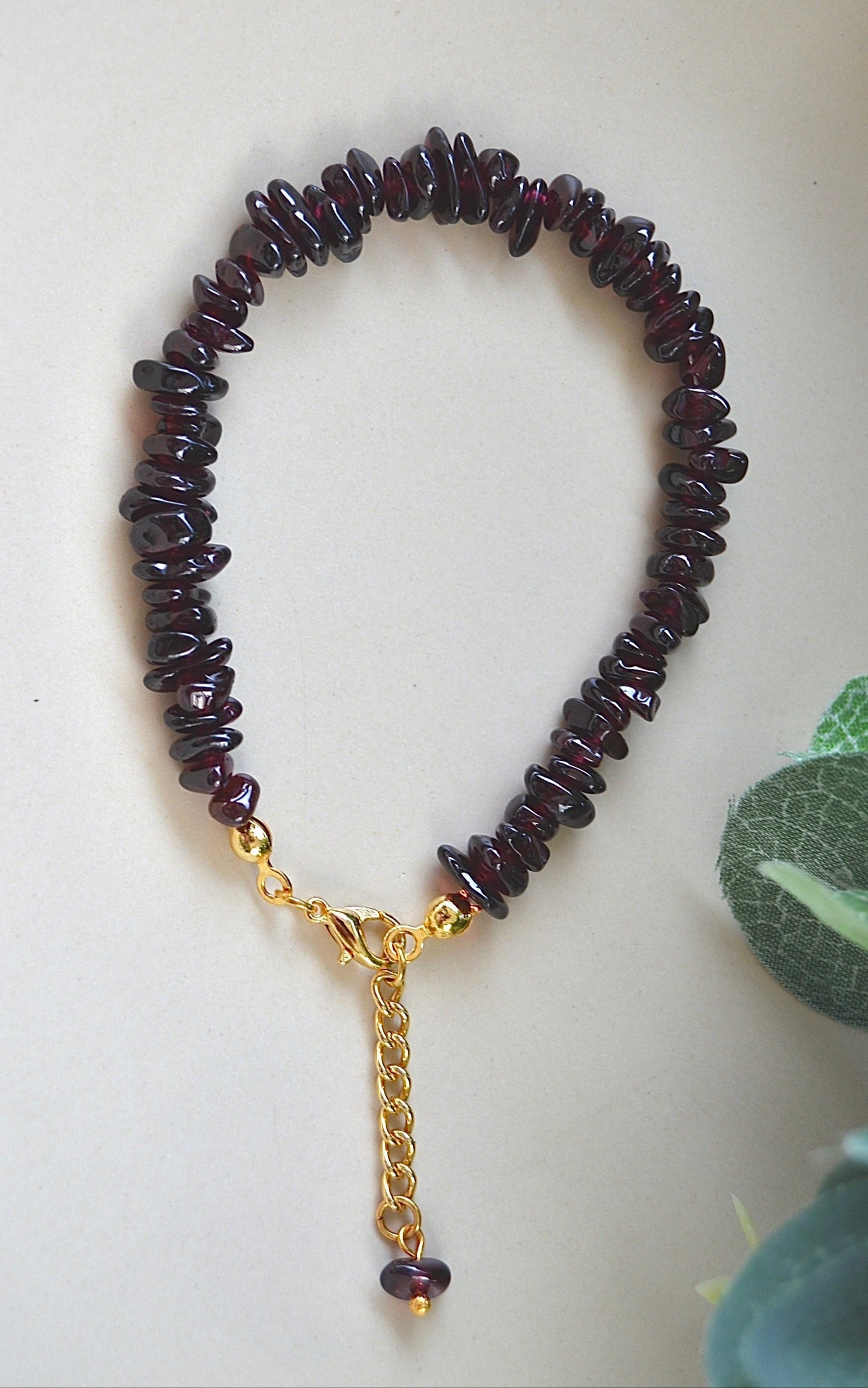 Granat chips armbånd – indre styrke og lidenskap