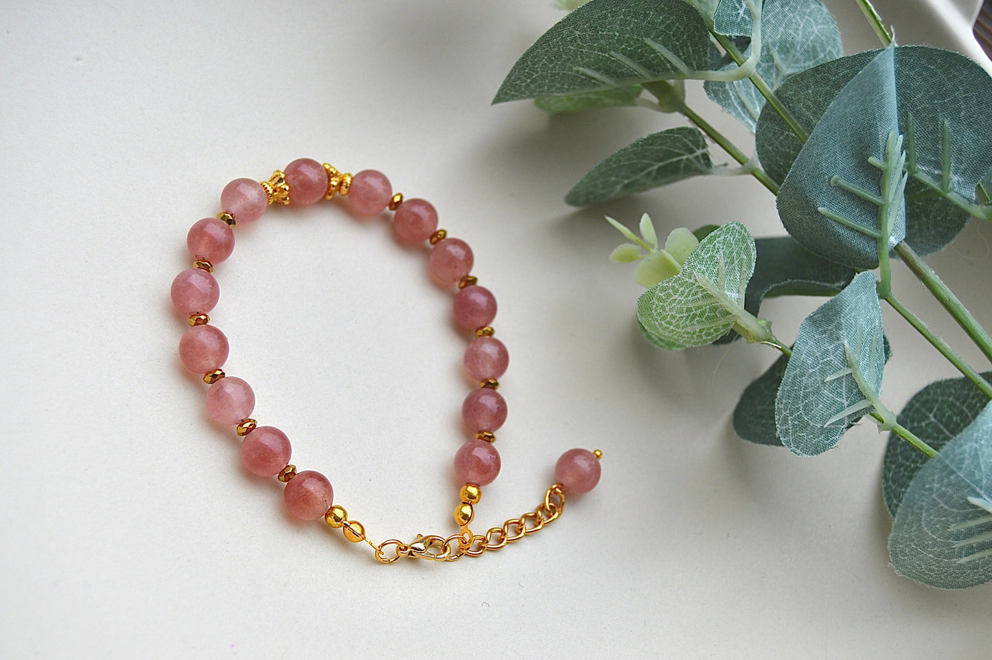 Jordbærkvarts armbånd med gullbelagte detaljer – kjærlighet, harmoni og feminin kraft