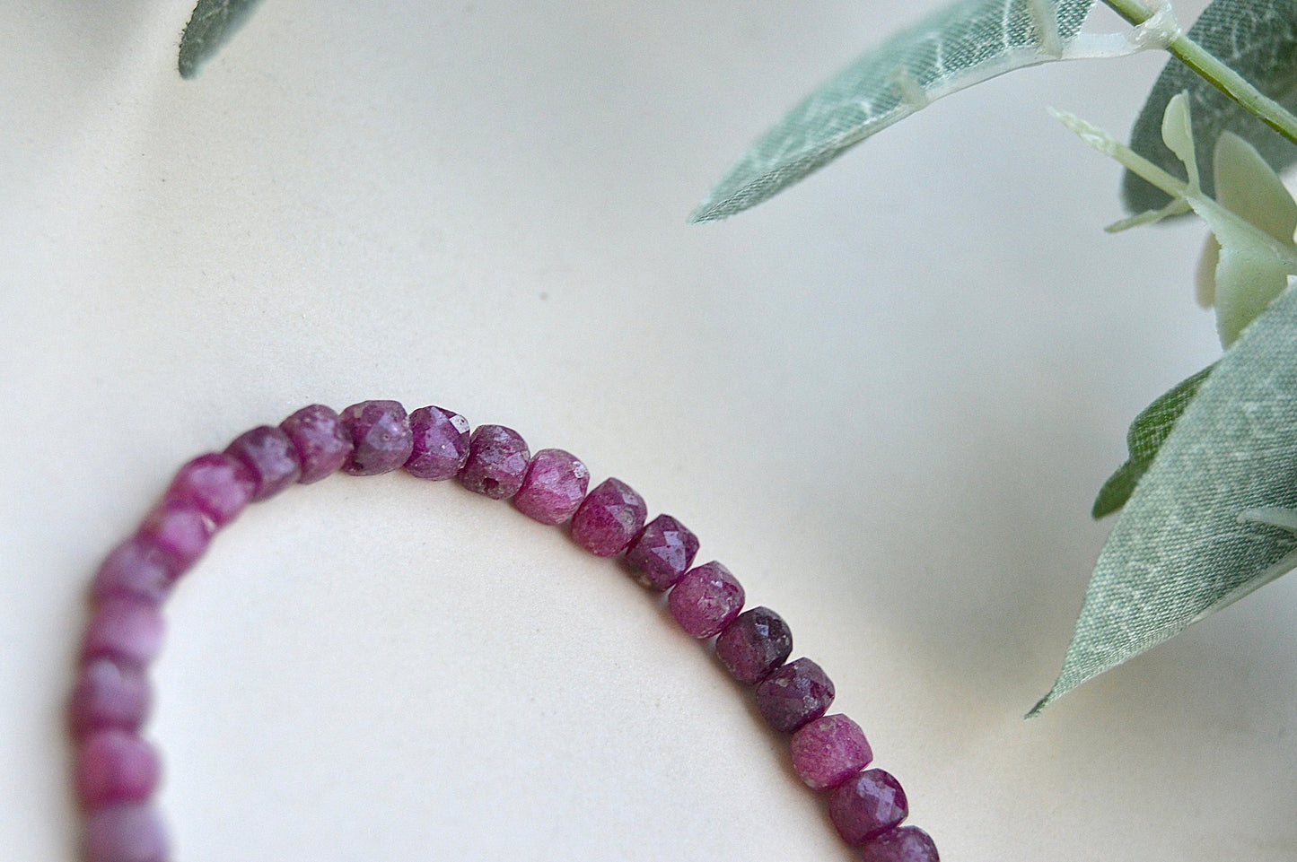 Rubin armbånd med gullbelagte detaljer – kjærlighet, styrke og lidenskap