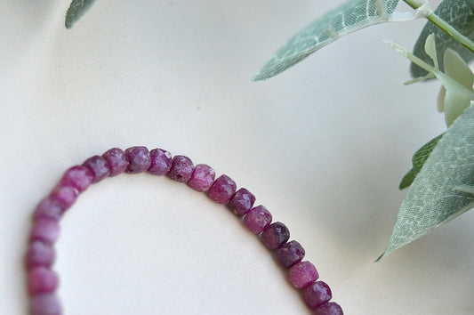 Rubin armbånd med gullbelagte detaljer – kjærlighet, styrke og lidenskap