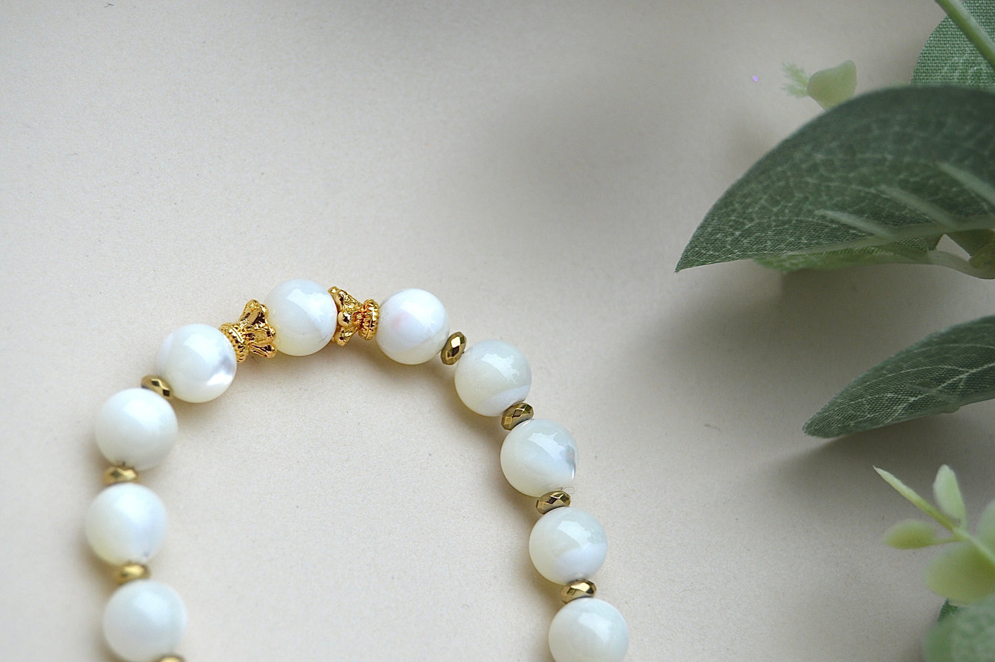 Perlemor armbånd med gullbelagte detaljer – femininitet, ro og harmoni