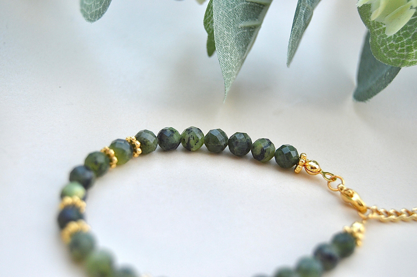 Jade armbånd med gullbelagte detaljer – ro, balanse og positiv energi