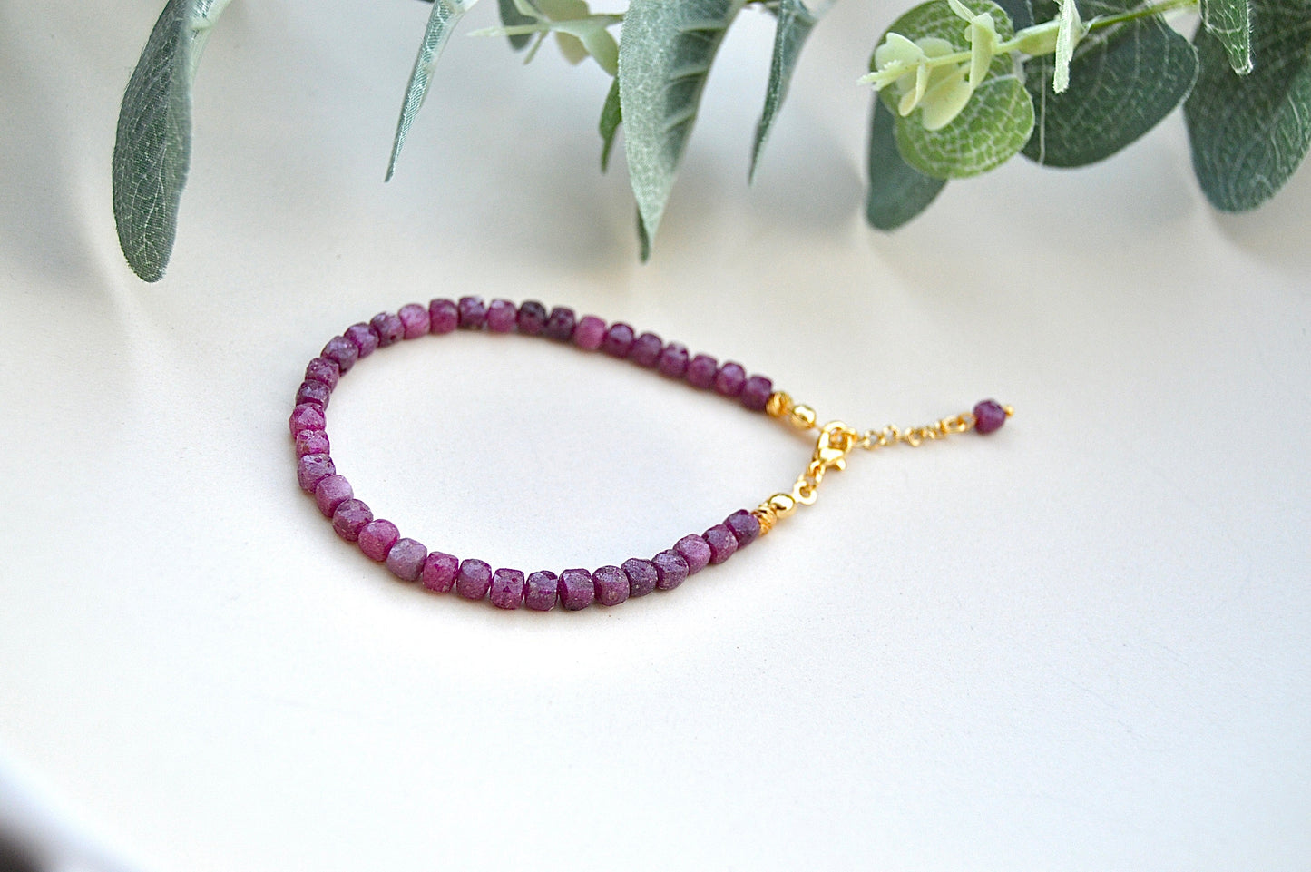 Rubin armbånd med gullbelagte detaljer – kjærlighet, styrke og lidenskap