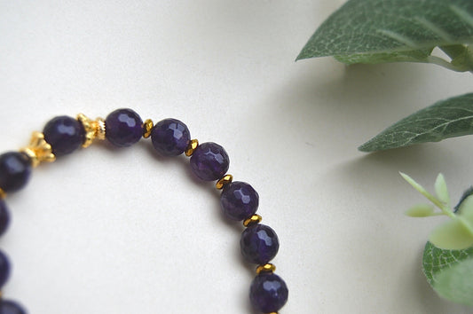 Ametyst fasettarmbånd med gullbelagte detaljer – ro, klarhet og spirituell vekst