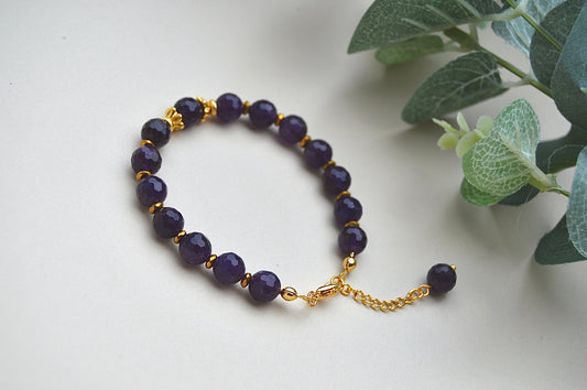 Ametyst fasettarmbånd med gullbelagte detaljer – ro, klarhet og spirituell vekst