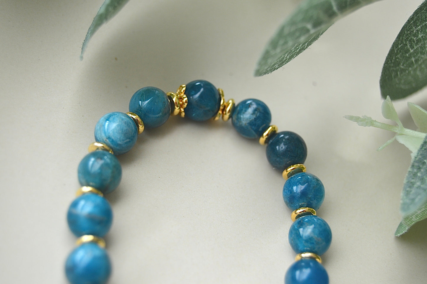 Apatitt armbånd med gullbelagte detaljer – inspirasjon, energi og kreativ flyt