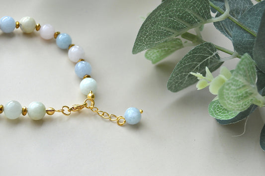 Morganitt armbånd med gullbelagte detaljer – kjærlighet, balanse og indre fred