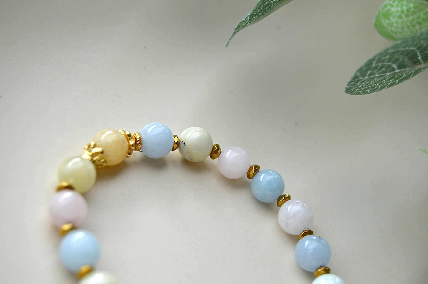 Morganitt armbånd med gullbelagte detaljer – kjærlighet, balanse og indre fred