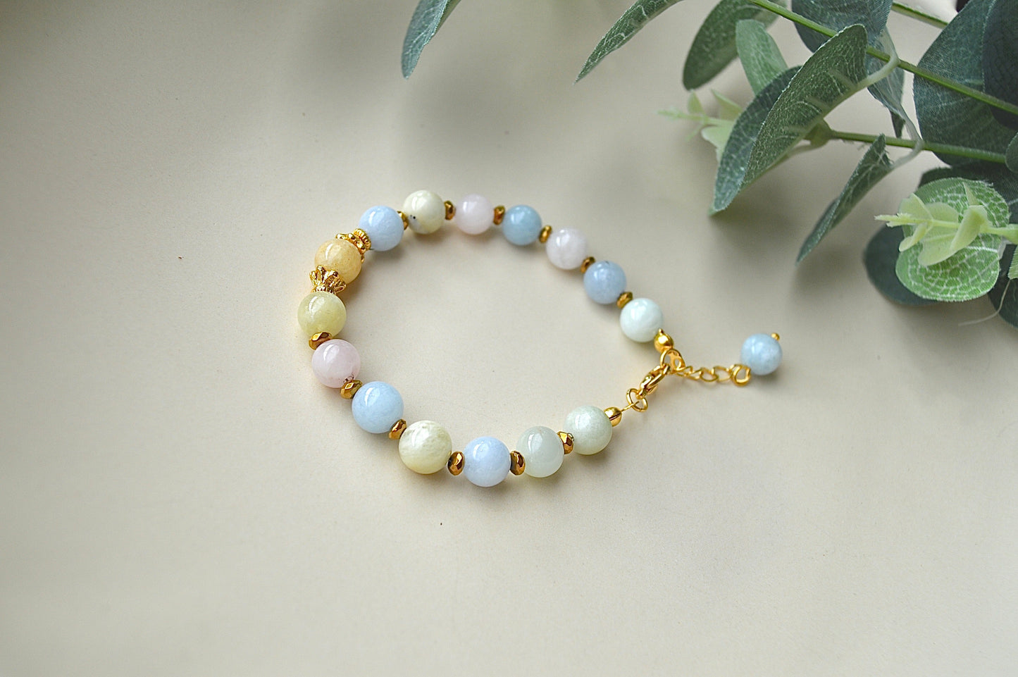 Morganitt armbånd med gullbelagte detaljer – kjærlighet, balanse og indre fred