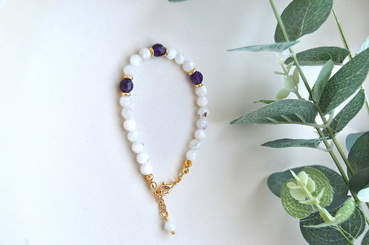 Månestein og ametyst armbånd med gullbelagte detaljer – beroligende, balanserende og elegant