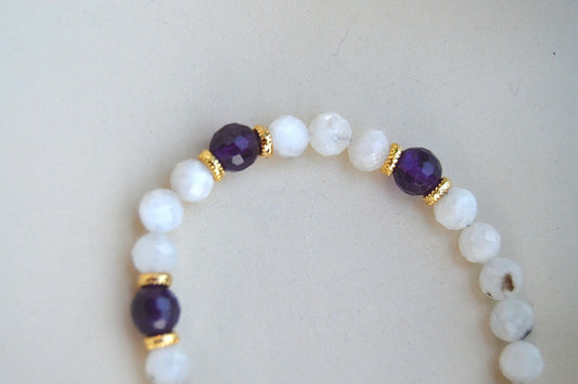 Månestein og ametyst armbånd med gullbelagte detaljer – beroligende, balanserende og elegant